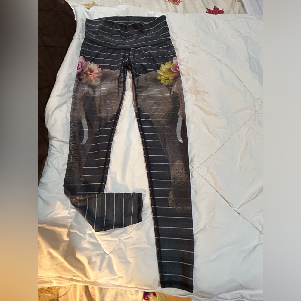 TEEKI // LOVE THE ELEPHANT HOT PANT SIZE S